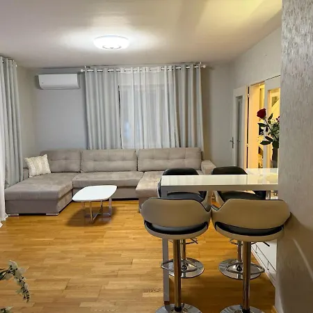 Appartement Maison 4 Pièces Avec Stationnements Privés *